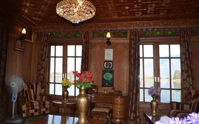 Peacock Houseboats