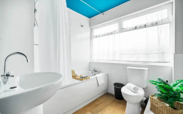 Bright Modern Home Near Birmingham