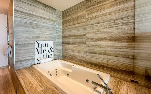 3BR Ground Floor Condo With Direct Pool Access