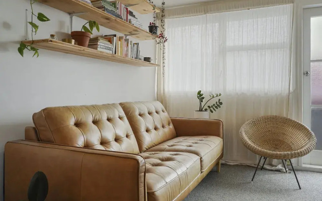 Central Quiet 2BR Apt -  Wifi -  Parking