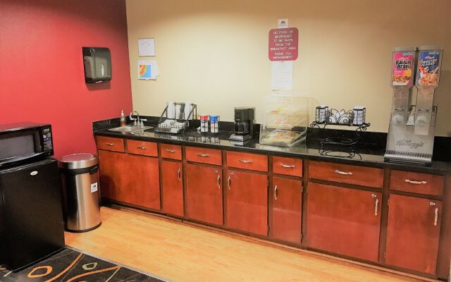 HomeTown Inn & Suites