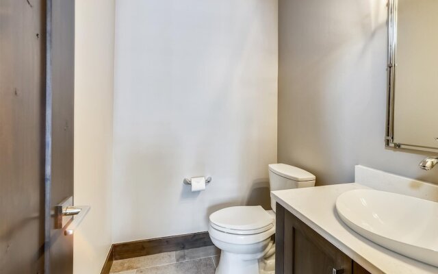 Five Peaks Townhouse with Garage and Hot Tub by RedAwning