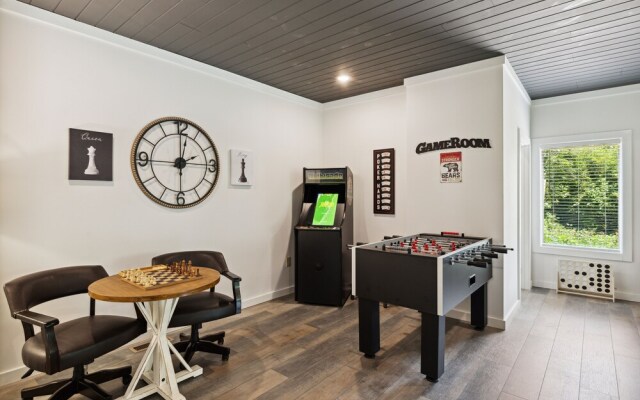 Sunset Chalet 2 Bedroom Cabin by RedAwning