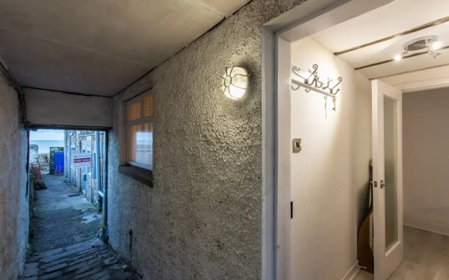 Captains Lookout - Cosy House With Sea Views