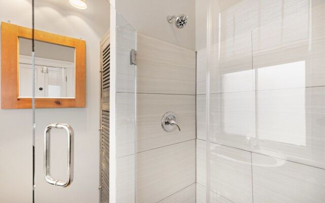 Beautiful Renovated Apartment Near King Street