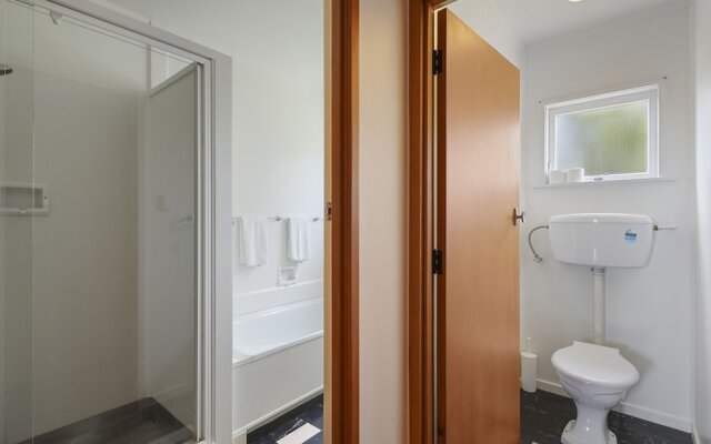 Dazzling Mairangi Bay Retreat Sea Views