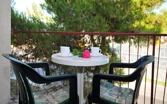 Apartment Mirko - 100m from the sea: A2 Nin, Zadar riviera