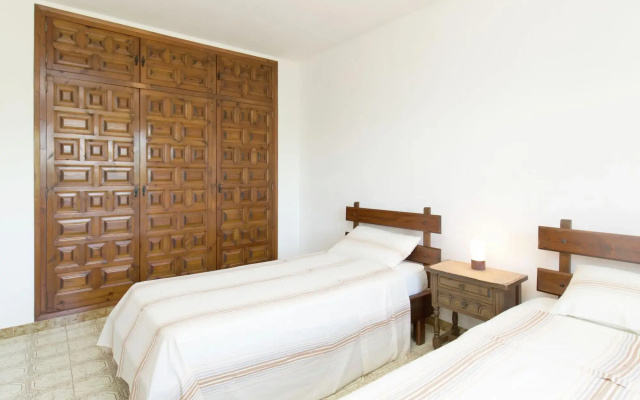 Small building with 4 apartments close to the beach