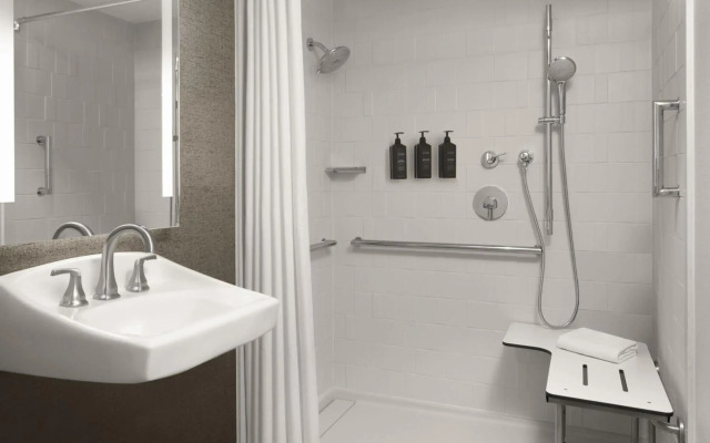 Sheraton Milwaukee Brookfield Hotel