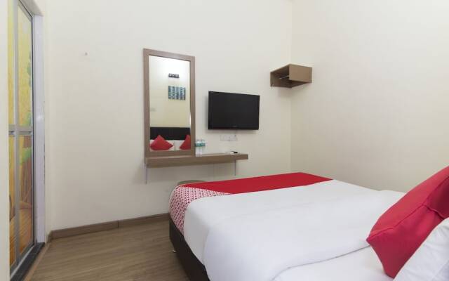 OYO 445 Charisma Hotel