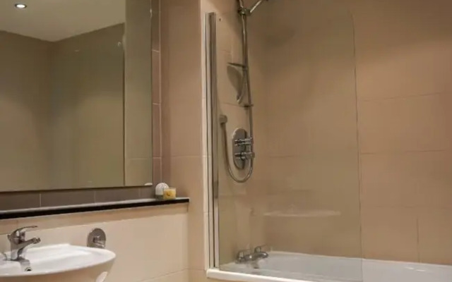 Modern 2 Bedroom Property With Balcony