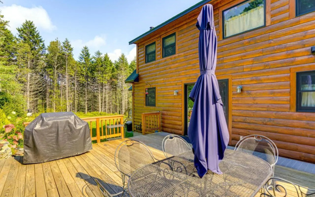 Spacious Wilmington Cabin: Walk to Lake