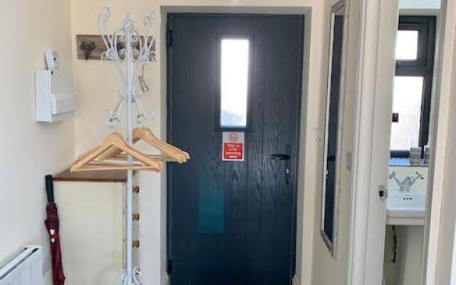 The Snug in Cheltenham, Leckhampton - A Cosy & Unique Space