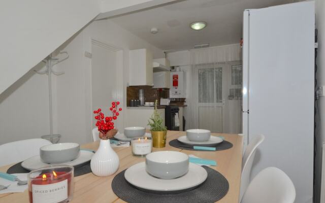 Charming 5-bed House in City Center and Car Park