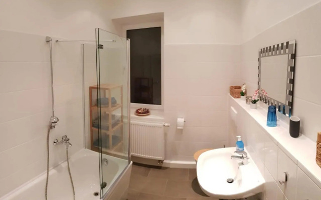 Ferienwohnung Dresden-Neustadt mit Parkplatz im Hof , Balkon ab April 2023