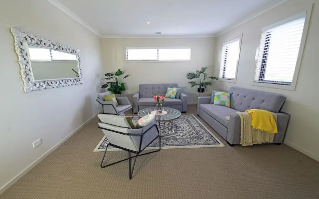 Modern 6BRM House Big Group at Pakenham