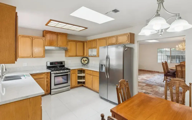 Russell House Near Hollywood & Griffith Park 3 Bedroom Home