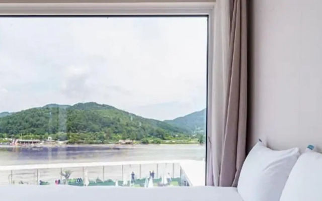 Parotia Waterhouse Hotel