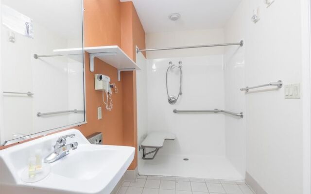 Days Inn & Suites Winnie