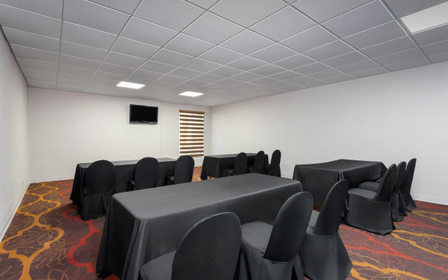 Days Inn and Suites by Wyndham Hammond, IN