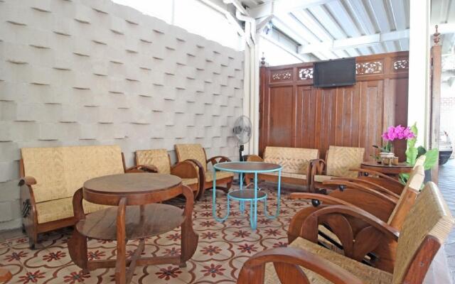 RedDoorz Plus near Hartono Mall 2