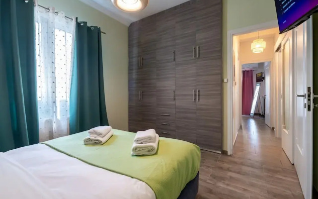 Charming 2BR retreat near market & beach