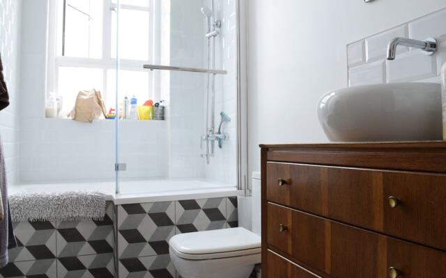 Bright 2 Bedroom Apartment Along the Thames