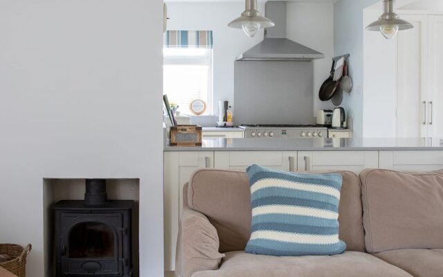 Tranquil Family Retreat 5 min to Beach Garden