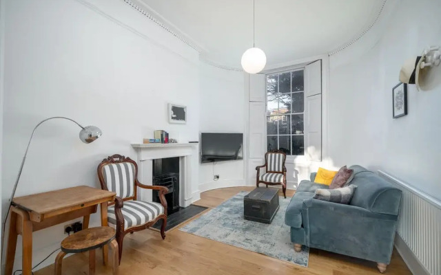 JOIVY Elegant 4 Br House W/Deskspace, Moments From Angel