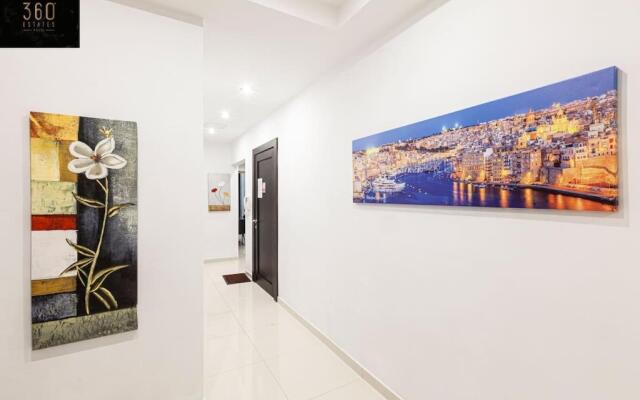 Seafront 4BR APT with mesmerising Balcony & VIEWS by 360 Estates