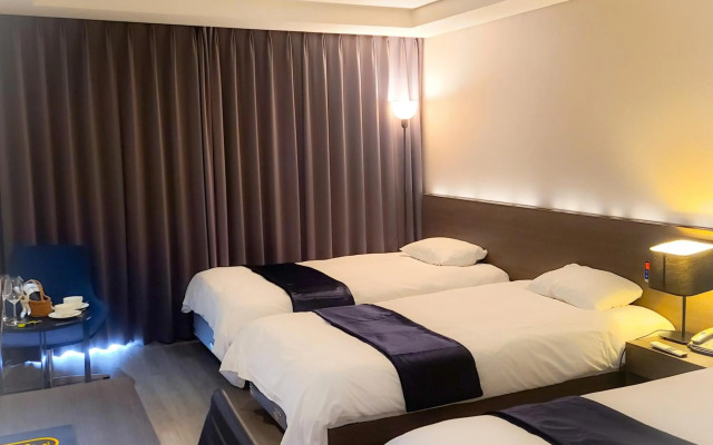 Hotel The One