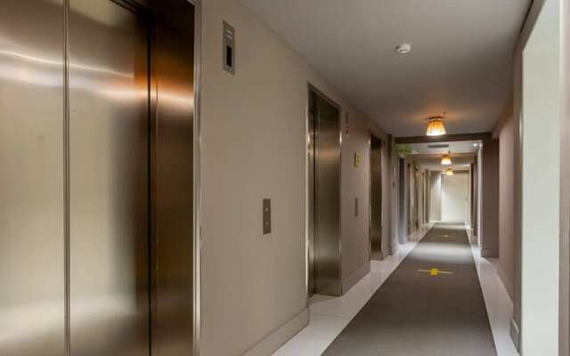 w Amazing 1BR With Balcony in YOO
