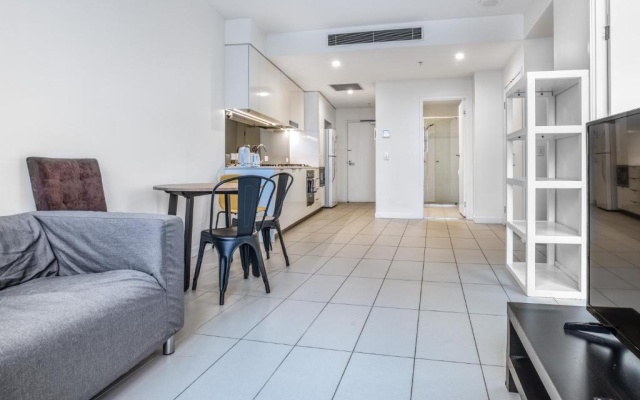 Chic Inner City Position 2 bedroom apartment with Parking By Serain Residences – Guest Rooms – Brisbane