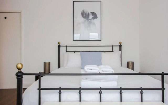 Fantastic Central Apartment With Balcony in Fitzrovia