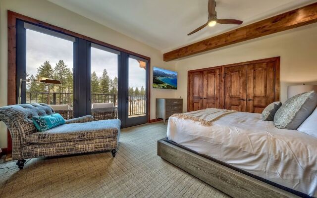 Luxury Three Bedroom  Steps From Heavenly Village Condo by RedAwning