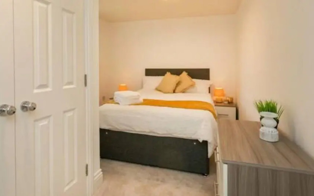 Large 2 Bedroom Apt With Parking