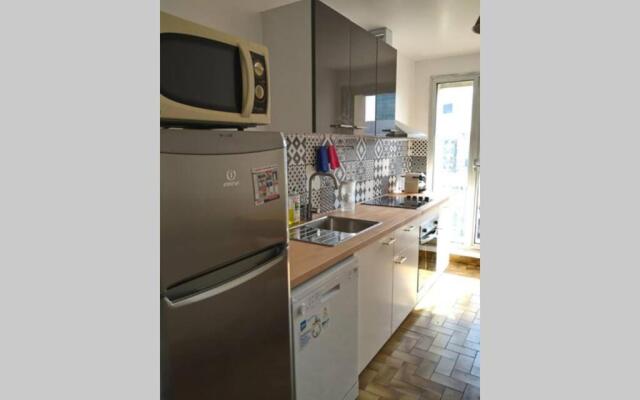 4 min walk to Metro, 60m², renovated, La Défense