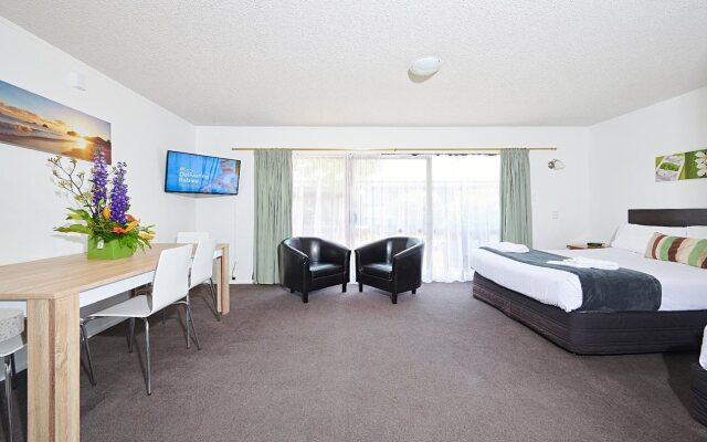 Cobblestone Court Motel – Wenzel Motels