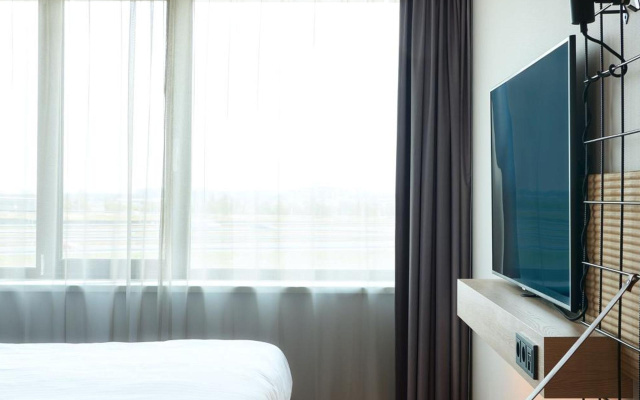 Moxy Amsterdam Schiphol Airport