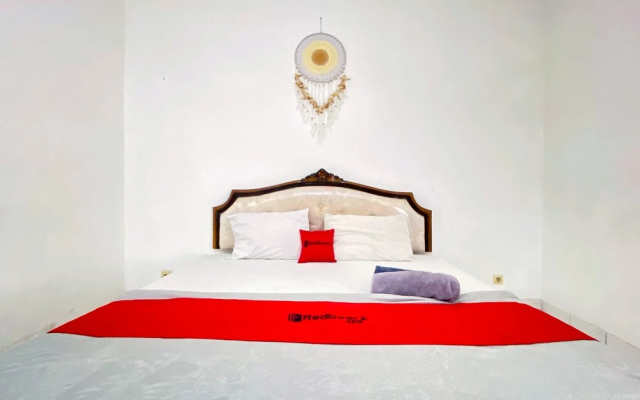 RedDoorz Near Taman Bunga Nusantara 2 – Guest Rooms – Cipanas