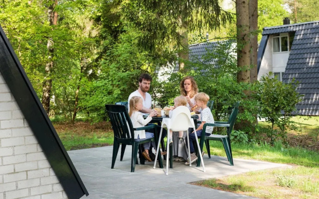 Restyled Bungalow With Dishwasher, Located on De Veluwe