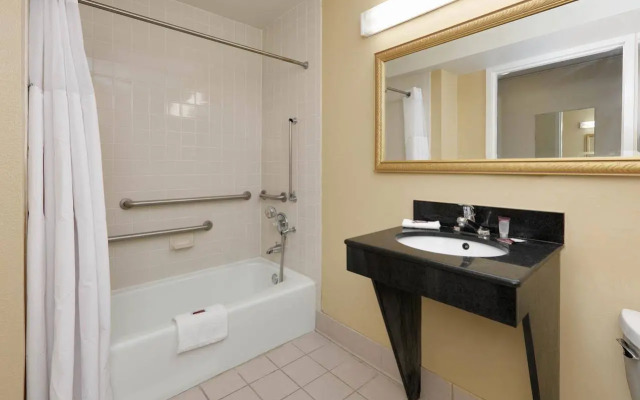 Travelodge By Wyndham Texarkana