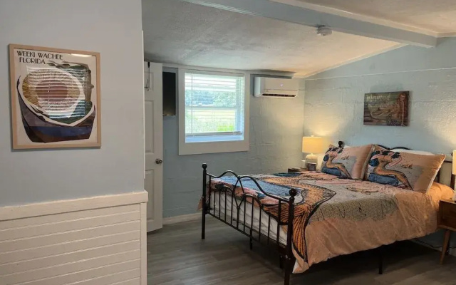 Neptune's Grotto Waterfront Retreat