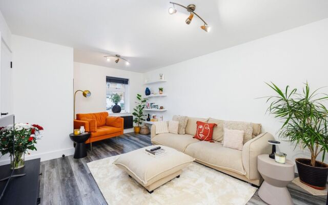 Stylish 3-bed Home in East London Free Parking
