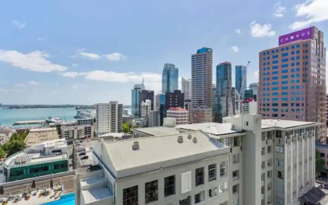 Stunning Studio W Balcony - Gym, Pool And Parking!