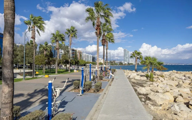 75 Prokymea- Steps From the Sea, Downtown, Balcony
