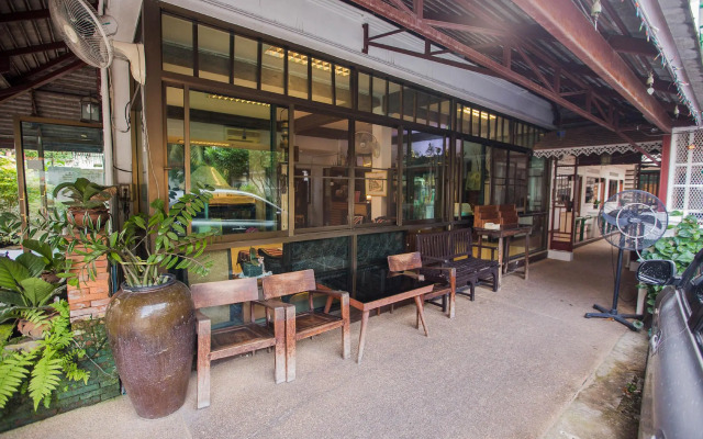 ZEN Rooms Sripoom Soi 1