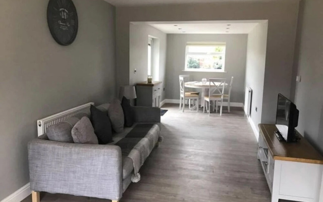Pet-friendly - 2 Bedrooms Bungalow hot tub Parking