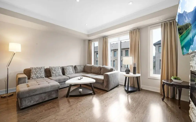 Family-friendly 3BR Mississauga Home w Parking