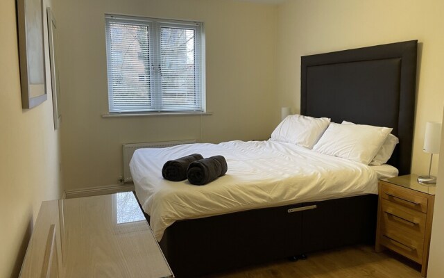 Continental Apartments -2-bed Farnborough Train St